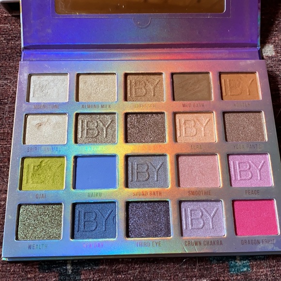 Enlighten eyeshadow palette - Picture 2 of 3